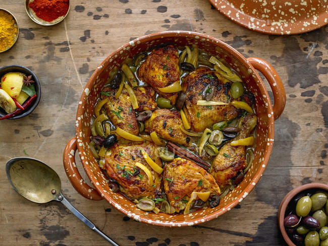 Chicken Tagine mit Calamata-Oliven, geknackten grünen Oliven und eingelegten Zitronen — Stockfoto