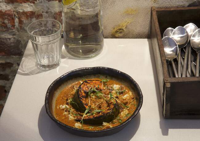 Curry de citrouille sur une table de restaurant — Photo de stock