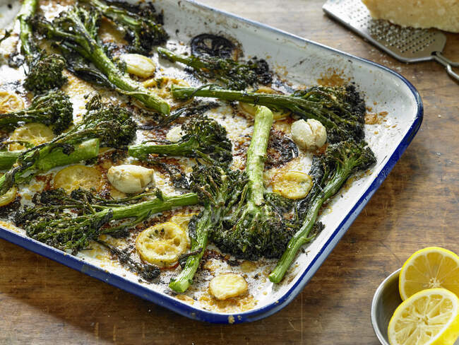 Roasted Broccolini and Lemon with Crispy Parmesan Cheese — Stock Photo