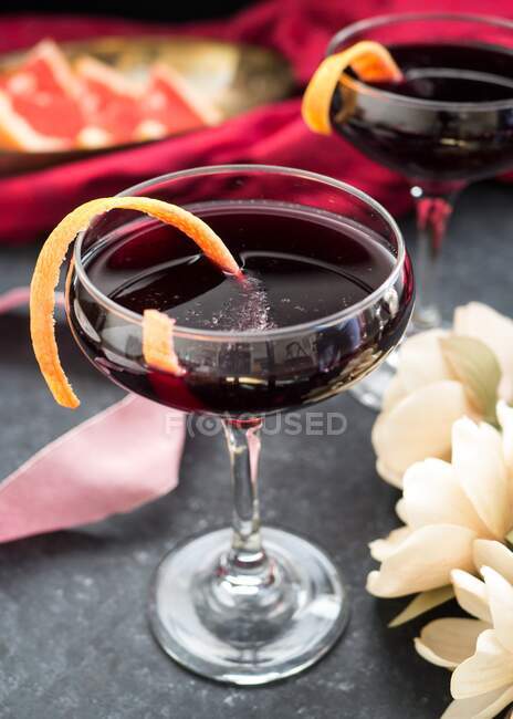 Cocktails Lambrusco aux tranches de peau d'orange — Photo de stock