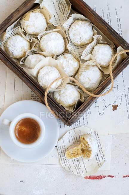 Wooden box of cookies with espresso cup — Foto stock