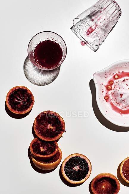Succo d'arancia di sangue su bianco — Foto stock