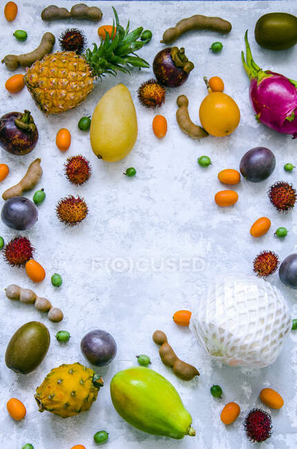 Frutas y verduras sobre un fondo blanco. vista superior. - foto de stock