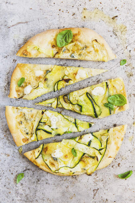 Pizza blanche avec courgette, gorgonzola et mozzarella — Photo de stock