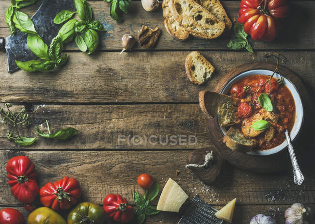 Sopa casera de tomate asado italiano y ajo en tazón con albahaca y queso parmesano - foto de stock