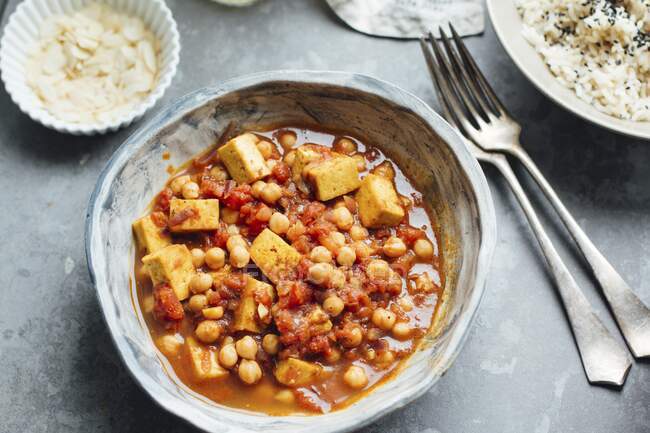 Curry vegano con garbanzos y tofu - foto de stock