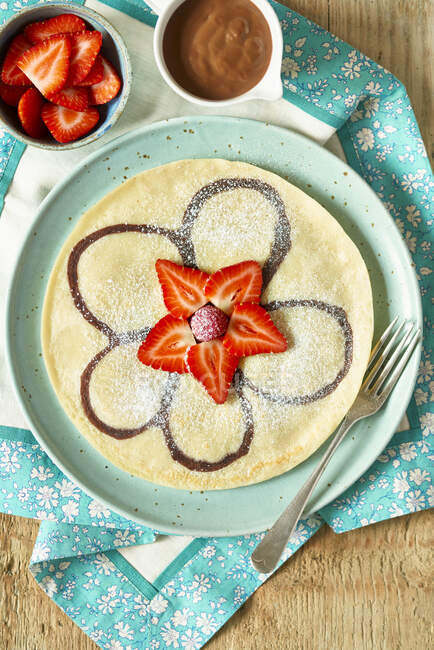 Chocolate swirl pancakes with strawberries — Stock Photo