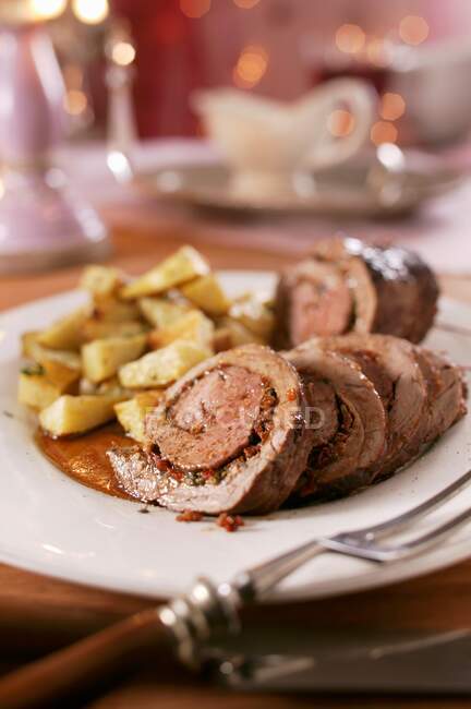 Beef roulade with oven-roasted vegetables — Stock Photo