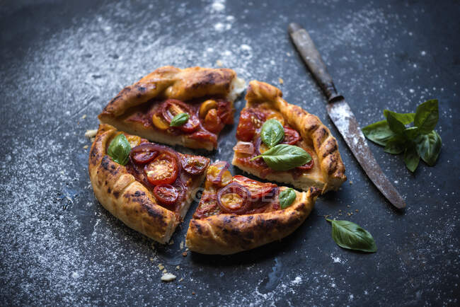 Tomate Vegan e pizza de cebola na mesa, close-up — Fotografia de Stock