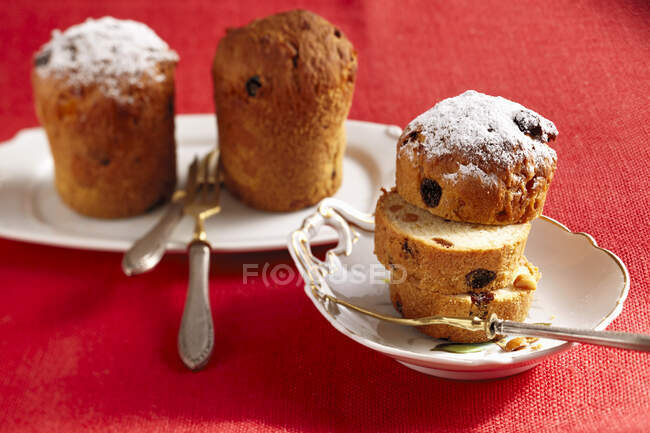 Kleine Kuchen mit gerösteten Erdnüssen, Orangenschalen und Sultaninen — Stockfoto