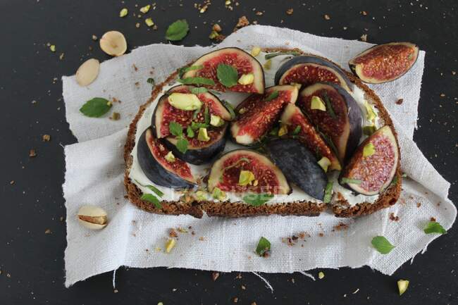 Un sandwich ouvert aux figues et pistaches — Photo de stock