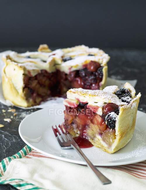 Apple and berry cake, sliced — Stock Photo