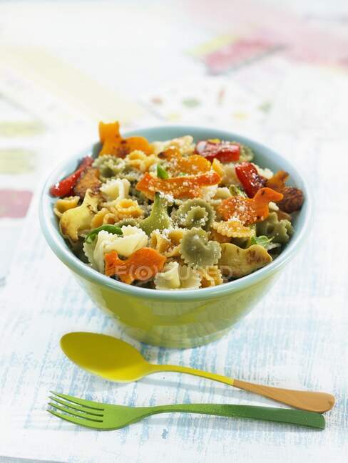 Bunte Nudeln mit Gemüse und geriebenem Parmesan — Stockfoto