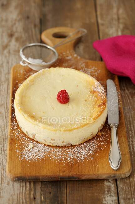 White chocolate cheesecake on wooden board — Stock Photo