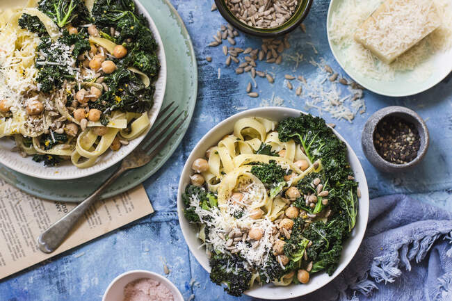 Tagliatelle with kale, chickpeas, parmesan and sunflower seeds — Stock Photo