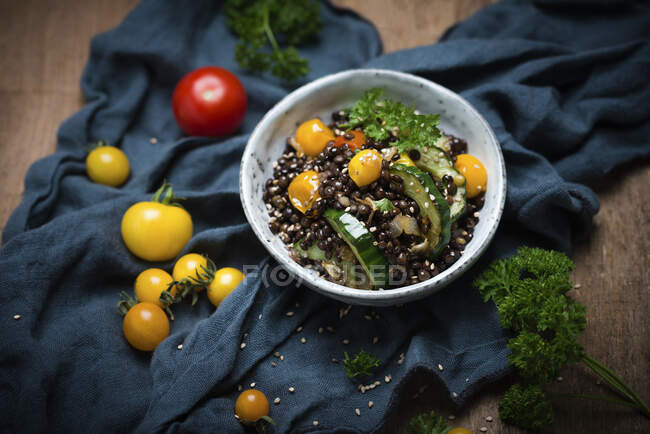 Insalata di lenticchie vegane calda con cetrioli, pomodori, cipolle e semi di sesamo — Foto stock