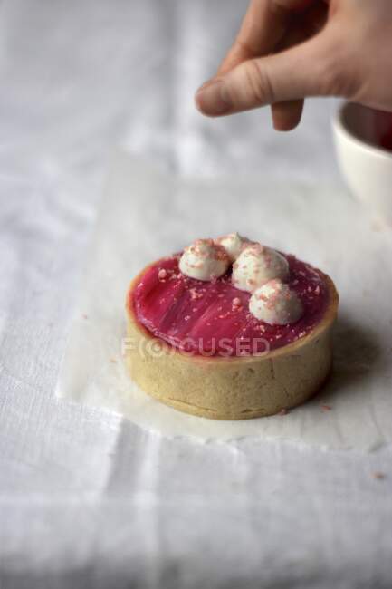 Rhubarb tart with browned buttercream — Stock Photo