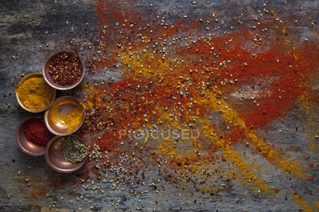Épices et bols en cuivre — Photo de stock