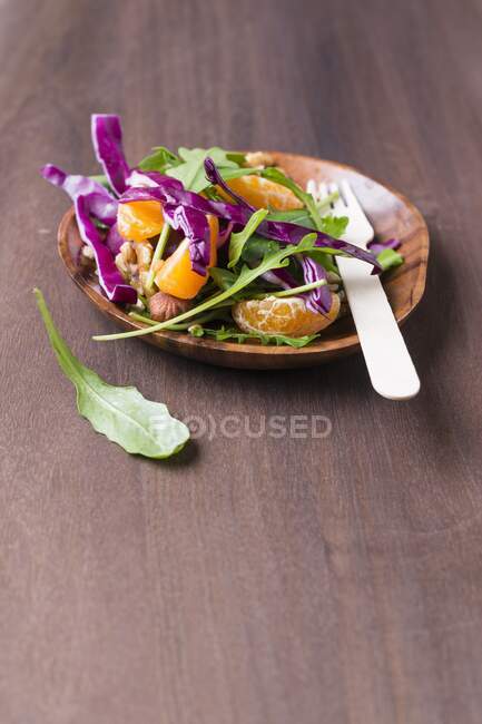 Ракетно-красный салат из капусты с орехами, пшеницей и мандаринами — стоковое фото