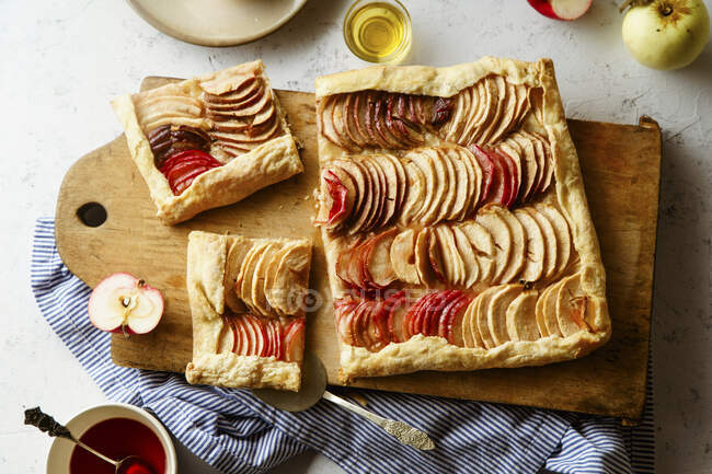 Яблочный пирог с тахини франгипаном и глазурью гибискуса — стоковое фото