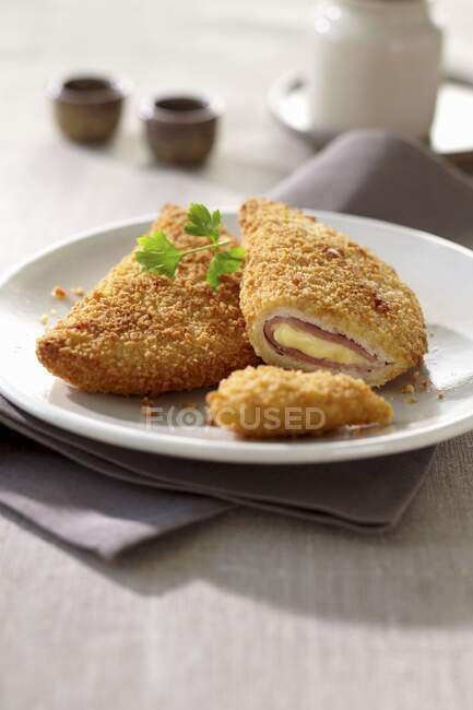 Délicieux filet de porc frit sur fond bois, mise au point sélective — Photo de stock