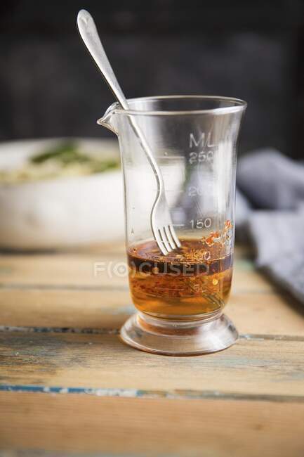 Tazza di tè e caffè sul tavolo di legno. — Foto stock
