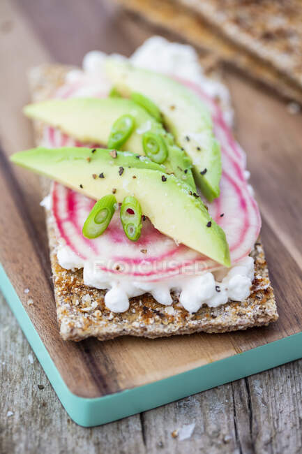 Baked crispbread with cottage cheese, striped beetroot and avocado — Stock Photo