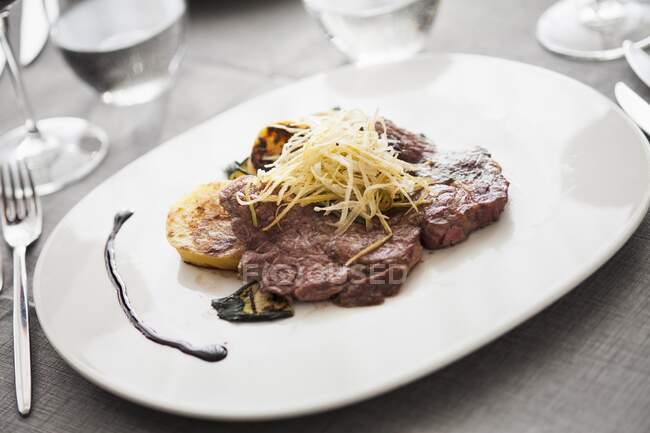 Beef entrecote with vegetables and shredded potatoes — Stock Photo