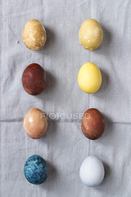 Eggs, coloured with natural dyes: Blue - red cabbage, yellow - turmeric, brown - red onion, red - beets, light green - spinach, light brown - tea — Stock Photo
