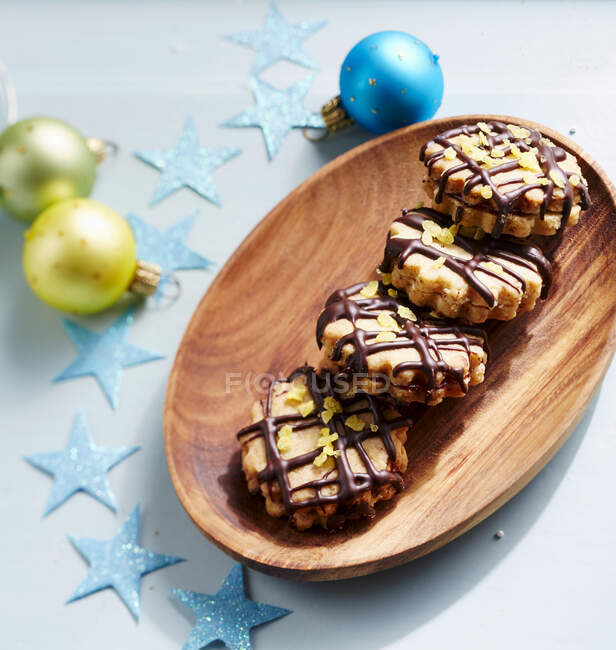 Рождественское печенье с шоколадным остеклением на тарелке — стоковое фото
