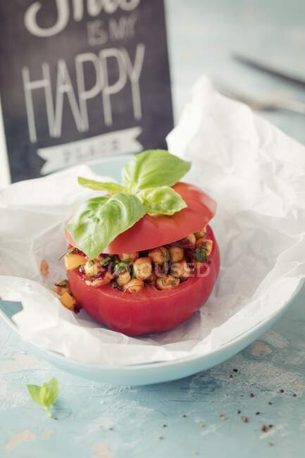 A tomato stuffed with chickpeas — Stock Photo