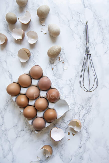 Huevo en una superficie de mármol, vista desde arriba - foto de stock