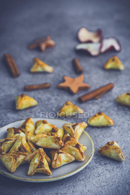 Mini filled triangle cakes with cinnamon sticks — Stock Photo