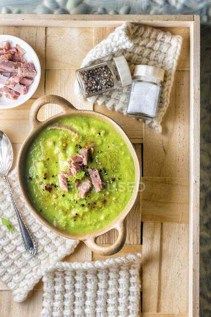 Pea soup with ham and peppermint — Stock Photo