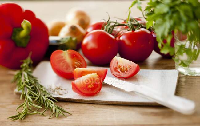 Натюрморт з помідорами, розмарином та перцем — стокове фото