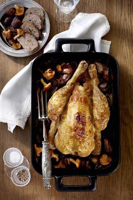 Capon stuffed with chestnuts and chanterelle mushrooms — Stock Photo