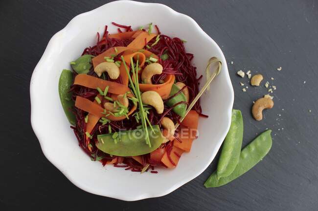 Скляний салат з локшиною з овочами та кешами — стокове фото