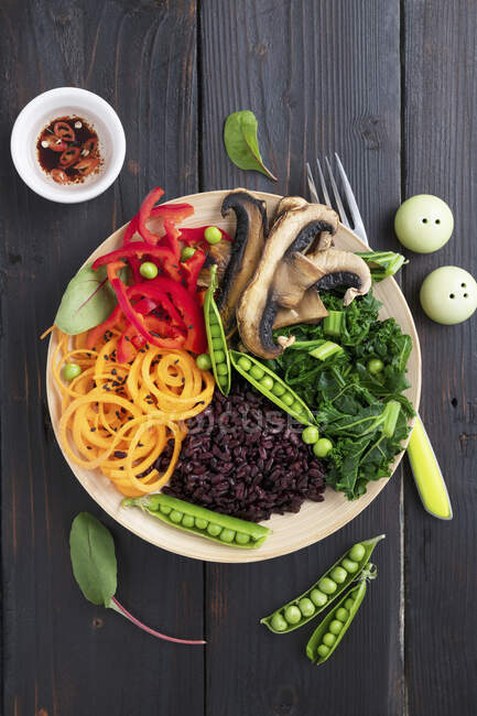 Cuenco vegano Buda con verduras y champiñones - foto de stock