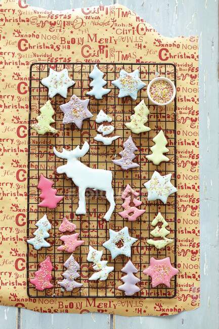 Biscotti di Natale con glassa colorata sul rack di raffreddamento — Foto stock