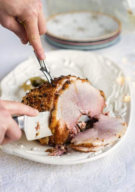 How to carve glazed ham — Stock Photo