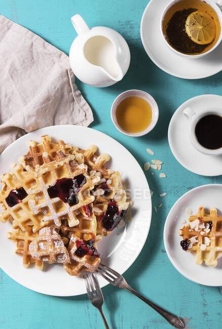 Waffles Quark com geleia e açúcar de confeiteiro para o café da manhã — Fotografia de Stock