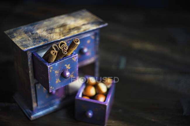 Старая деревянная коробка с золотыми и голубыми бусами — стоковое фото