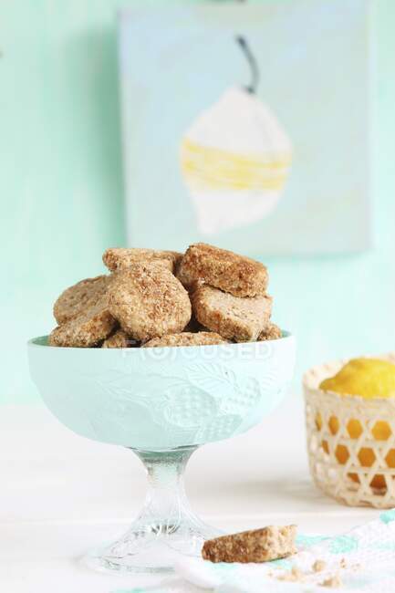Biscotti senza glutine con farina di grano saraceno e zucchero di fiori di cocco in ciotola blu — Foto stock