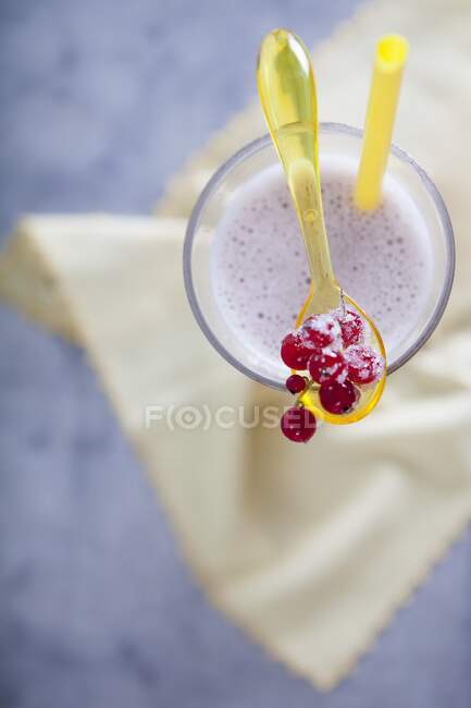 Cocktail with sugared redcurrants in mini spoon — Stock Photo