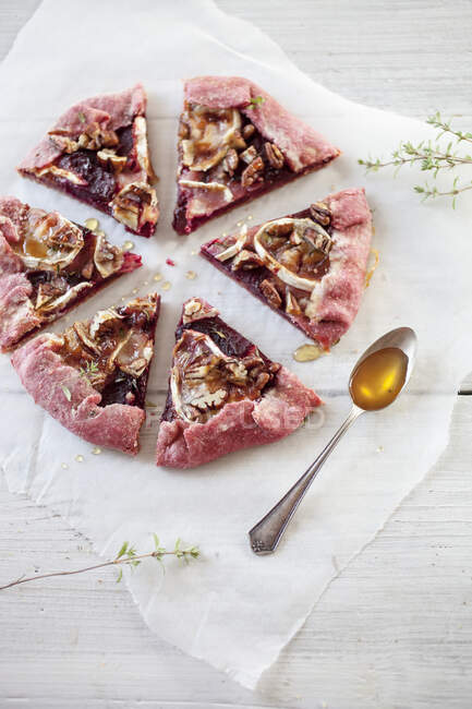 Beetroot and goat cheese galette with pecan and honey — Stock Photo