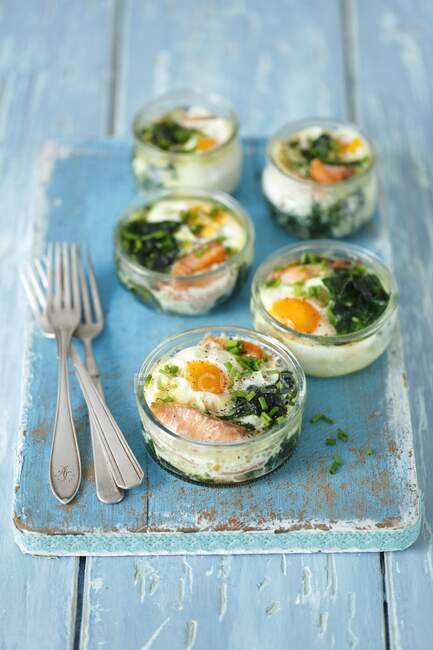 Fried eggs with spinach and salmon — Foto stock
