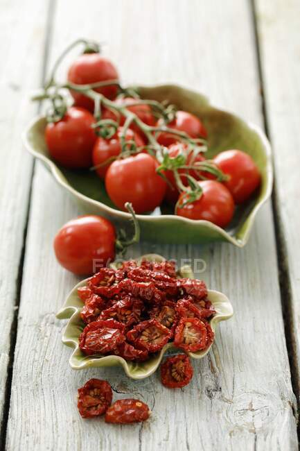 Tomates cherry, frescos y secos - foto de stock