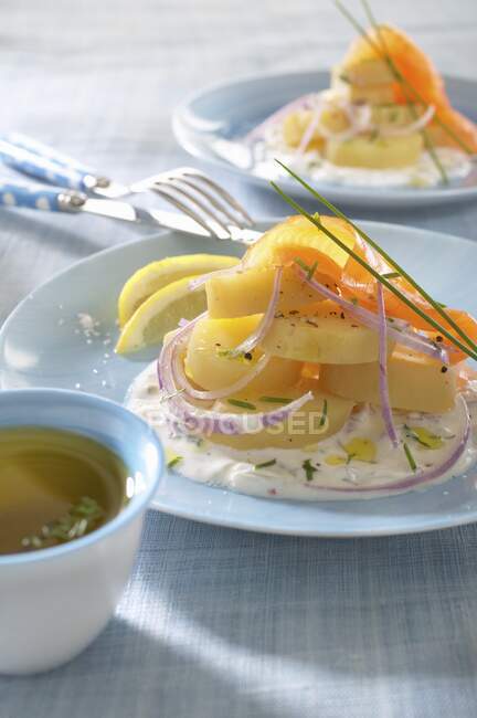 Картофельный салат с копченым лососем — стоковое фото