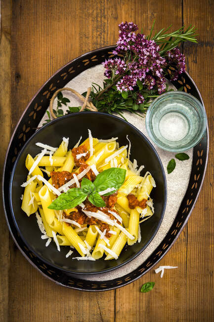 Glutenfreie Penne Bolognese mit Parmesan — Stockfoto