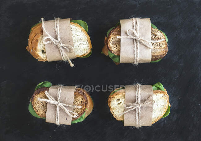 Nahaufnahme von leckeren Sandwiches mit Hähnchen und Spinat — Stockfoto